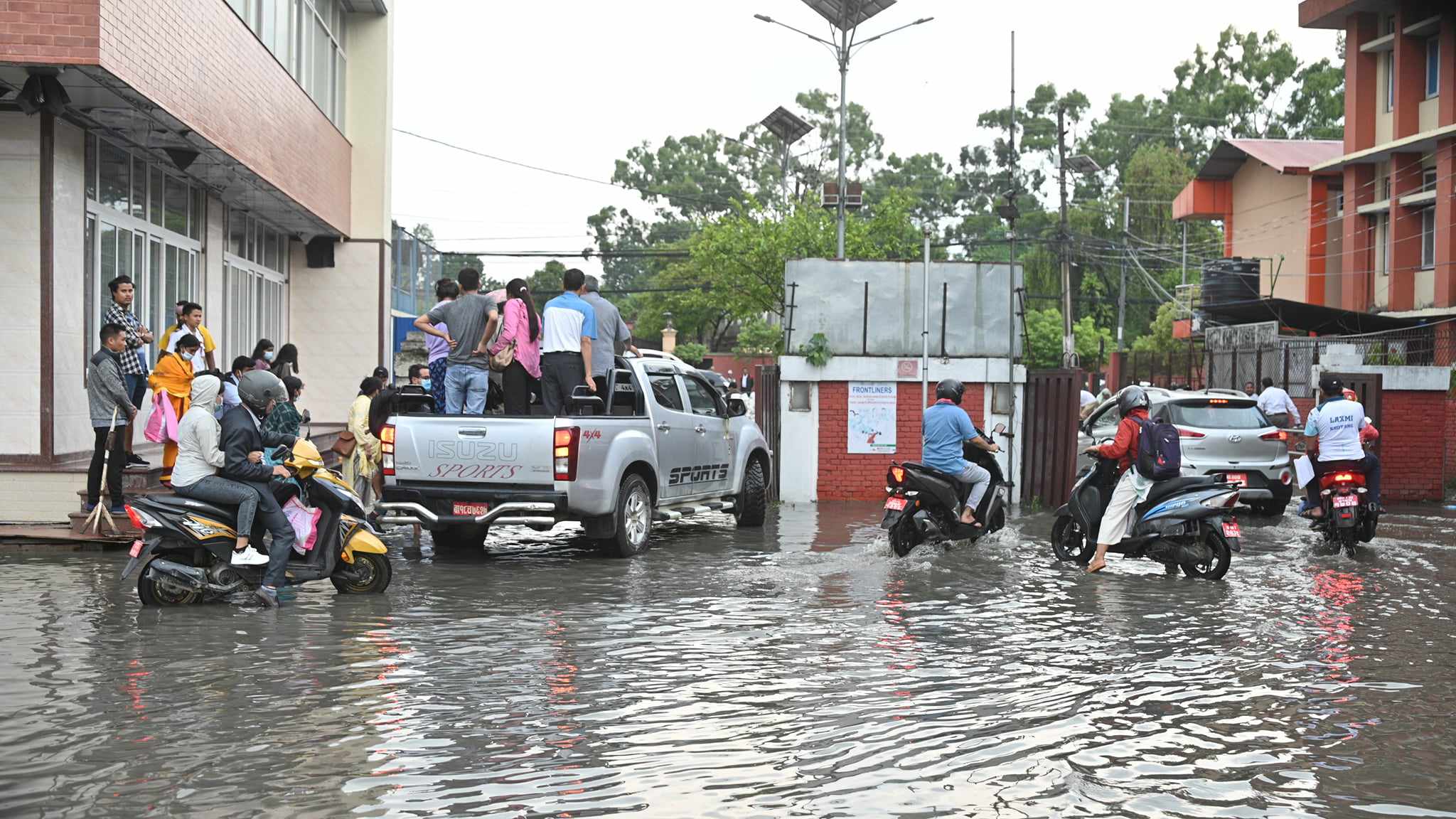 यसरी जलमग्न बन्यो टिचिङ अस्पताल परिसर (फोटो फिचर)